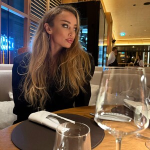 Anayys Mature webcam from Romania